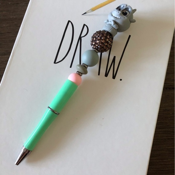 Disney Doorables: The Hunchback of Notre Dame: Hugo handmade beaded pen - Picture 2 of 3